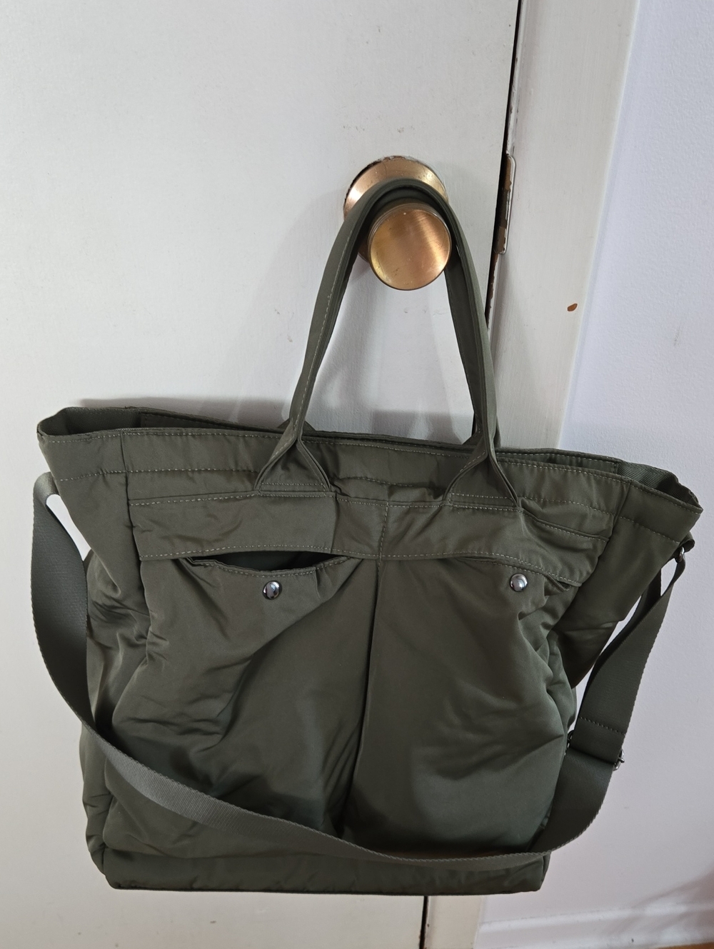 UNIQLO Everyday Tote Bag in Olive Green - Spacious Women's Carryall